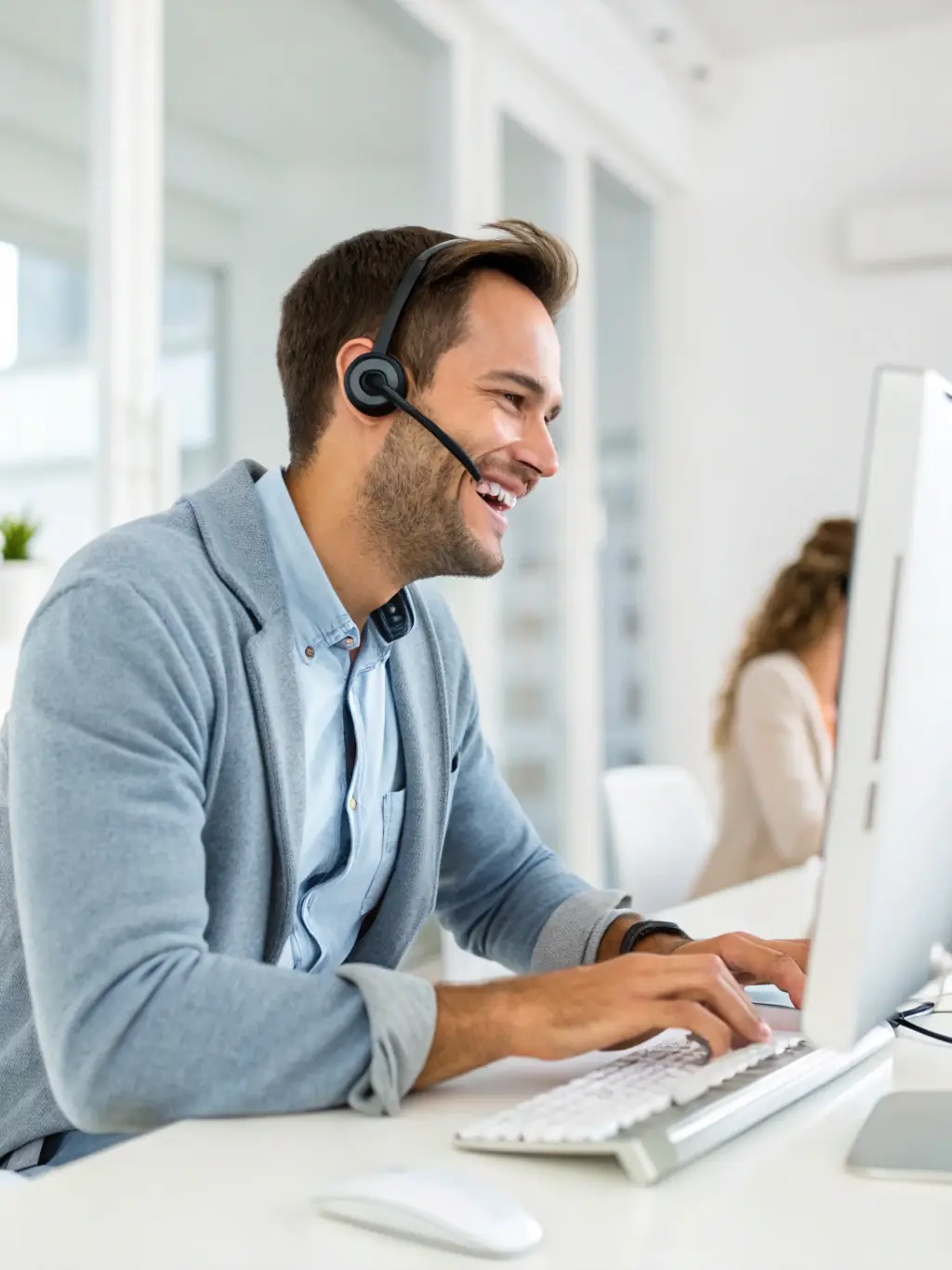 A customer support agent assisting a client via live chat, illustrating the support aspect of Nero Niche's Care Plan.